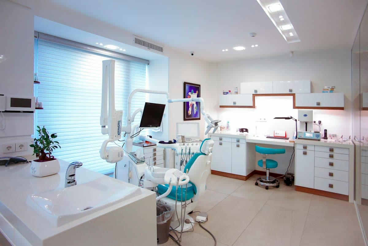 Lyst behandlingsrum i en tandklinik